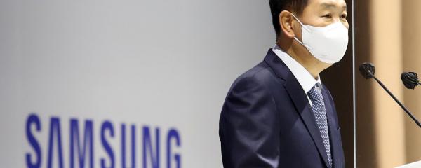 Samsung CEO bowed his head to apologize for the Galaxy S22 performance 'squeezing' scandal